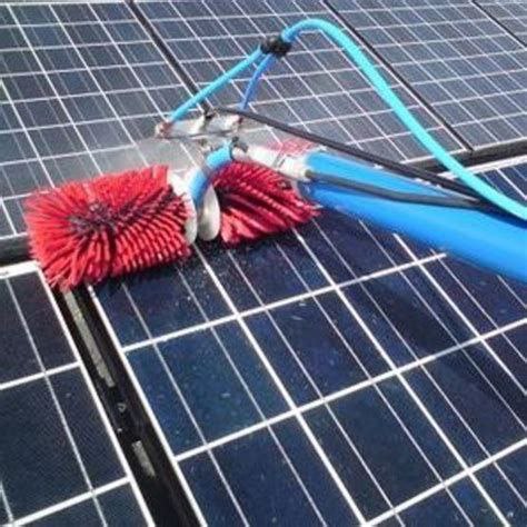 Nettoyage de panneaux solaires avec brosses rotatives et système à eau, entretien pour améliorer rendement énergétique.